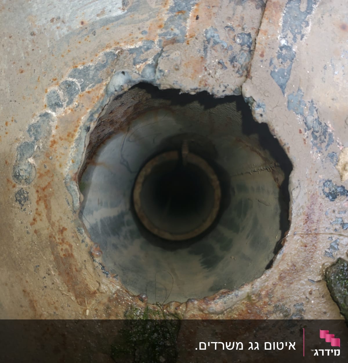 חור בצינור מתכת חלוד עם קצוות לא אחידים